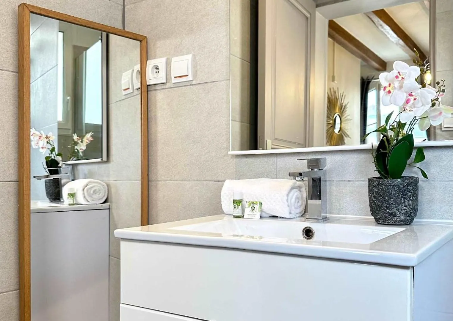 Eiffel Tower Gem Stylish & Unique Apartment Paris